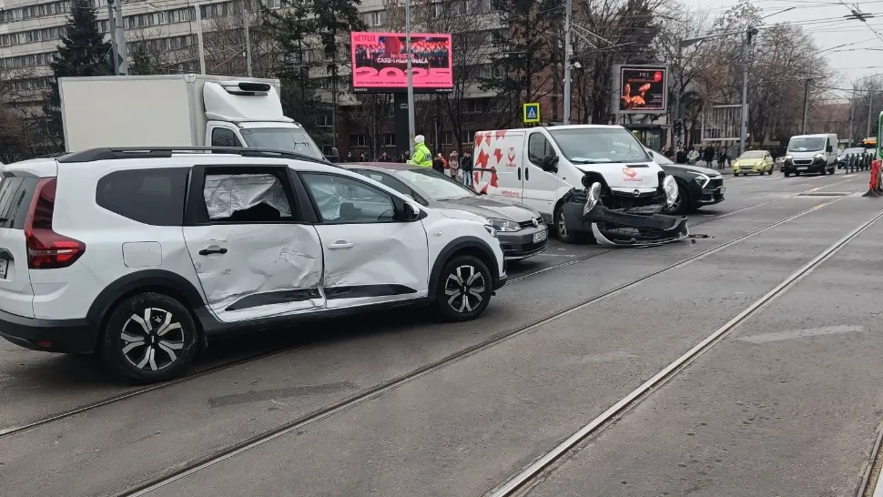 Tramvaiele liniilor 10 și 11, BLOCATE pe sensul spre Podul Grozăvești, din cauza unui accident rutier