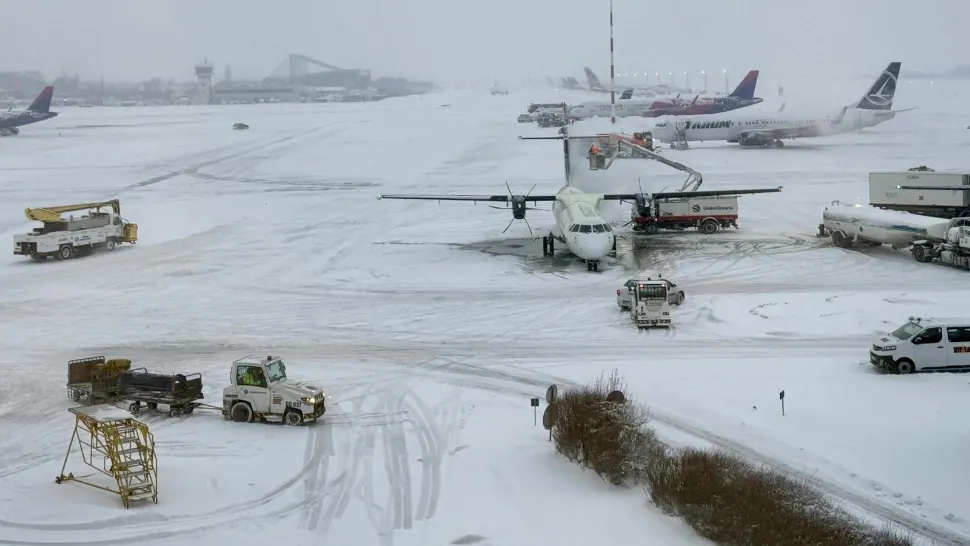 Încă o zi cu trafic în condiții de iarnă pe Aeroporturile Otopeni și Băneasa din Capitală. Nicio cursă nu este anulată VIDEO
