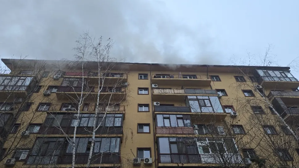 INCENDIU violent, cu degajări mari de fum, la mansarda unui bloc din Chiajna. ISU intervine în forță - 10 autospeciale, trimise la fața locului VIDEO