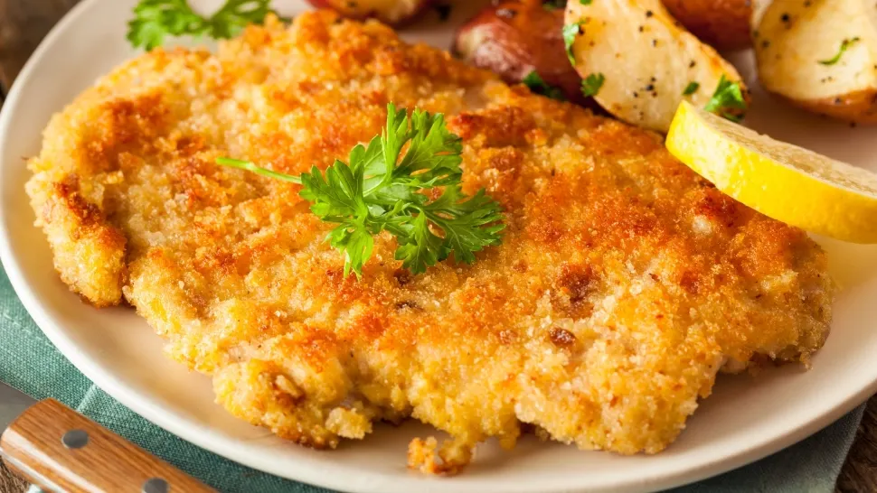 Șnițele din piept de pui în crustă de pesmet. Rețeta simplă și delicioasă pe care bucătarii din marile restaurante o pregătesc 