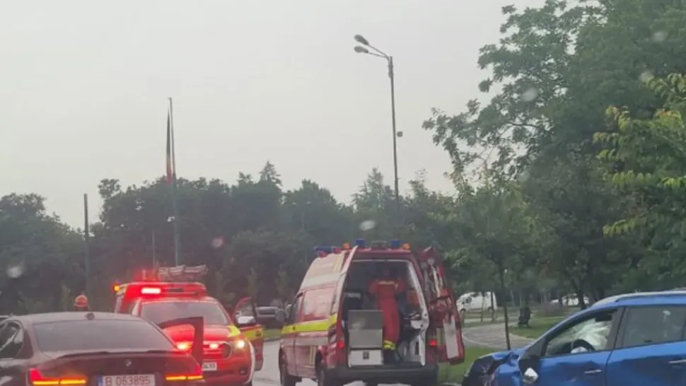 Doi polițiști, la spital după ce autospeciala cu care se deplasau s-a lovit de un cap de pod și s-a răsturnat
