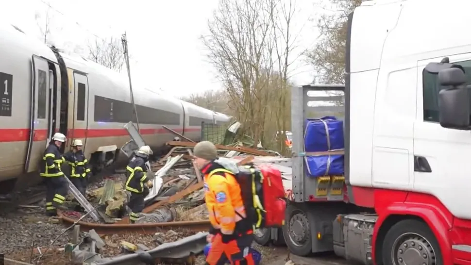 Accident feroviar grav provocat de un șofer de TIR român. Un om a murit și alți 25 au fost răniți: ”Bucăți de sticlă zburau prin vagon"