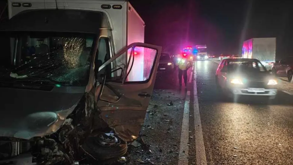 Accident pe DN 7, la Brezoi. Circulația rutieră este îngreunată în zonă, se circulă alternativ