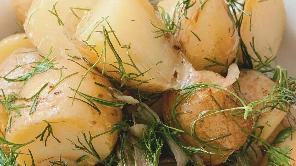 Cea mai bună salată de cartofi. Rețeta simplă și aromată perfectă pentru zilele de post
