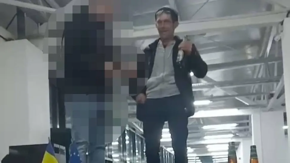 O sală de sport modernă din Gorj e folosită de primărie pentru chefuri cu dans pe masă. Elevii nici nu apucă să o folosească