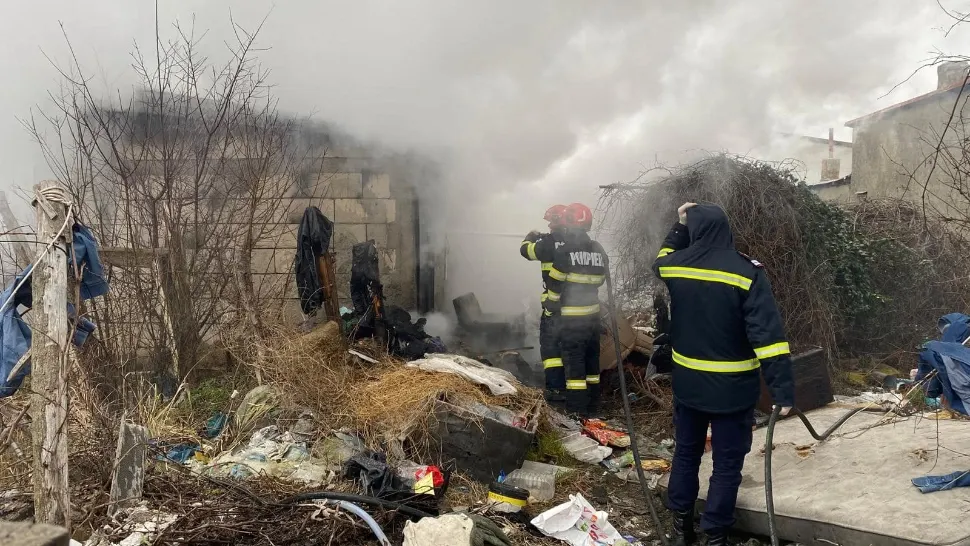 Descoperire macabră într-o casă din Brăila care a luat foc. O femeie a fost găsită carbonizată FOTO