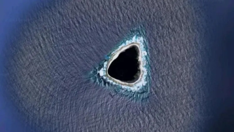 Misterioasa „gaură neagră” din Oceanul Pacific care a stârnit teorii bizare. Cercetătorii spun ce se ascunde în spatele imaginii