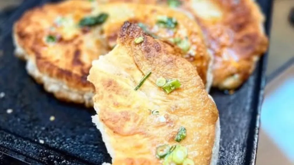 Rețeta lui Adi Hădean pentru plăcinte la tigaie cu brânză sau magiun. Tehnica specială care le face delicioase