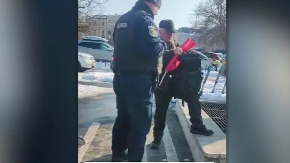 Protestatari cu steaguri, legitimați de jandarmi: „Pentru intimidare?” Purtătorul de cuvânt al Jandarmeriei intervine - VIDEO