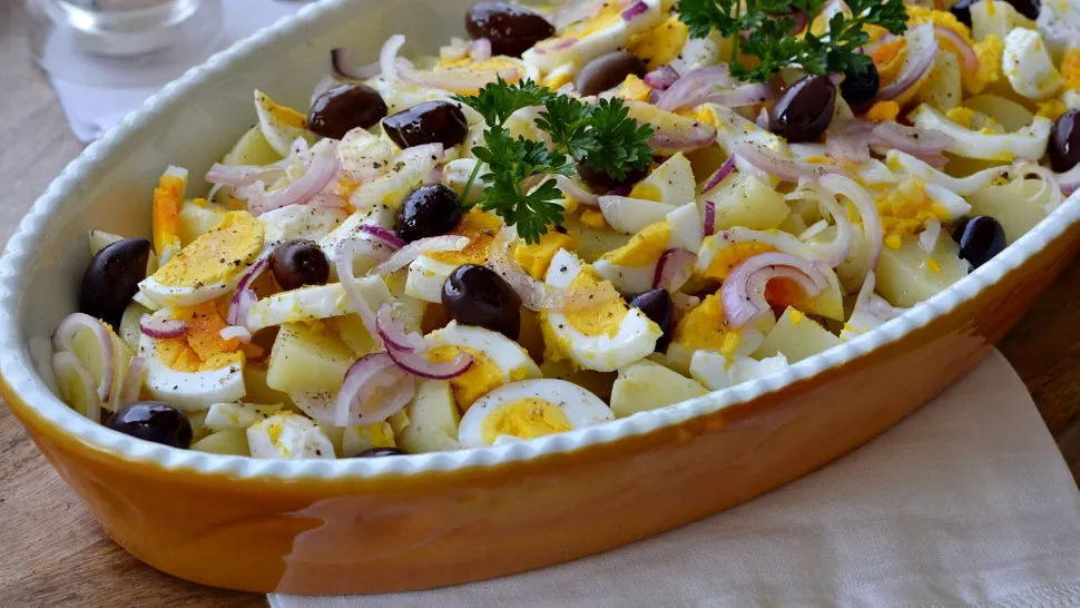 Cum să prepari cea mai bună salată orientală cu ou și măsline. Rețeta simplă și delicioasă de care nu o să te mai saturi 