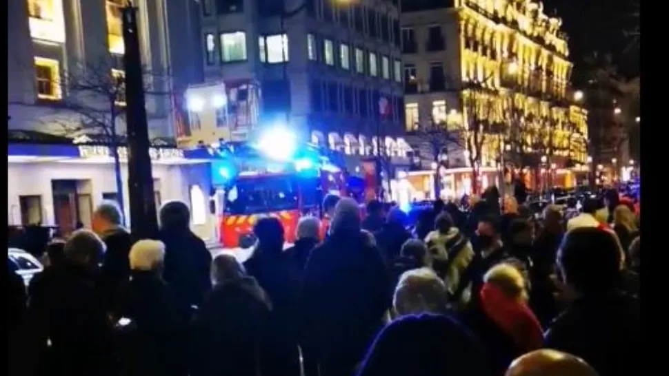 Incendiu la un teatru din centrul Parisului. Aproape 1.500 de oameni au fost evacuați VIDEO