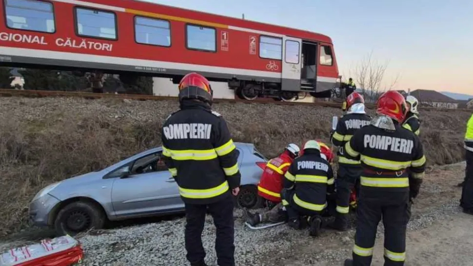 O mașină a fost spulberată de tren, în Bistrița Năsăud. Salvatorii au mobilizat un echipaj de descarcerare