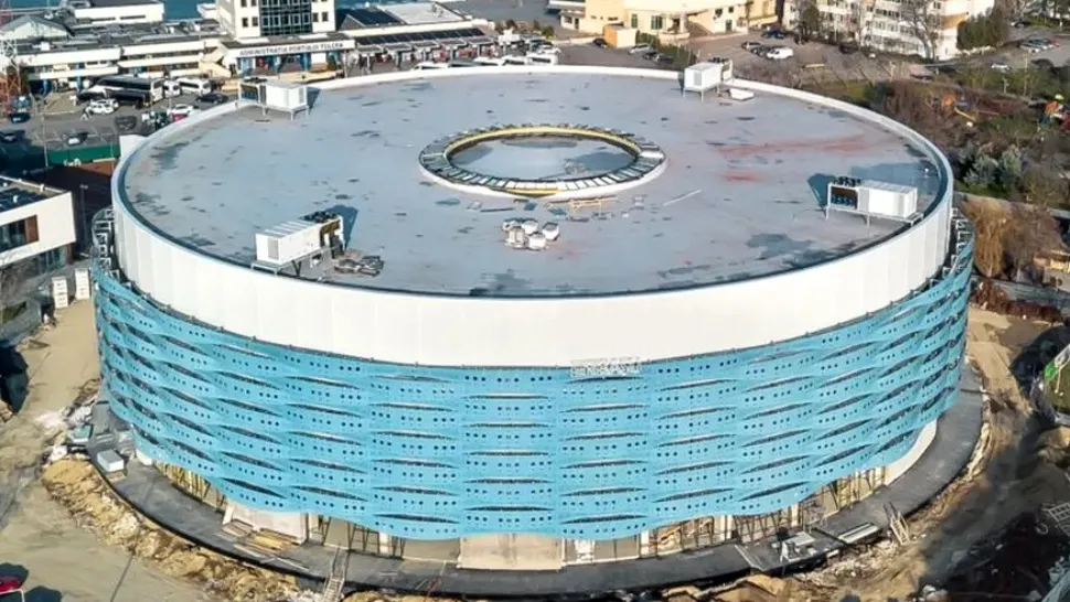 Un oraș din România va inaugura în curând un stadion mai spectaculos ca un OZN.  Va conține două terenuri suprapuse