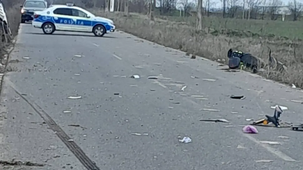 Accident rutier fatal! Un bărbat a MURIT după ce s-a izbit cu mopedul de o autoutilitară. Ieșise din casă pentru a aduna PET-uri goale