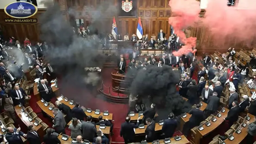 Scene IREALE în Parlamentul Serbiei. Deputații opozitiei au aruncat cu petarde si fumigene - VIDEO