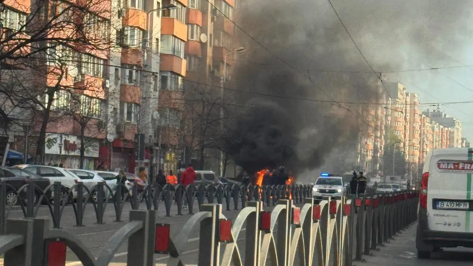 Mașină în flăcări pe Calea Moșilor din Capitală: focul s-a extins și la alte autoturisme parcate. 7 vehicule afectate, în total FOTO&VIDEO