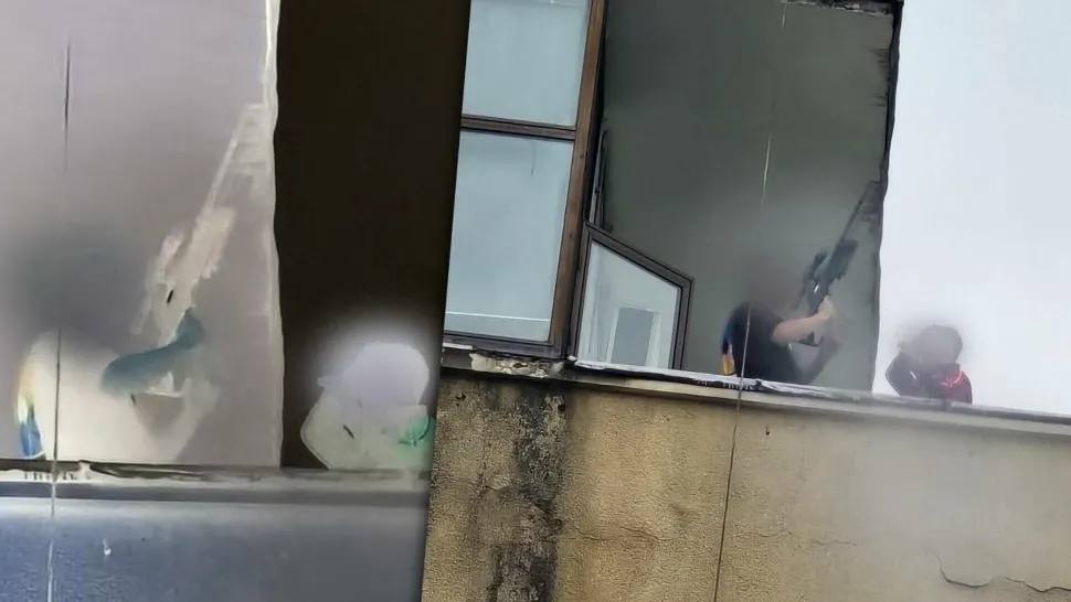 Incident neașteptat în București: individ observat cu o pușcă cu lunetă pe terasa unui bloc