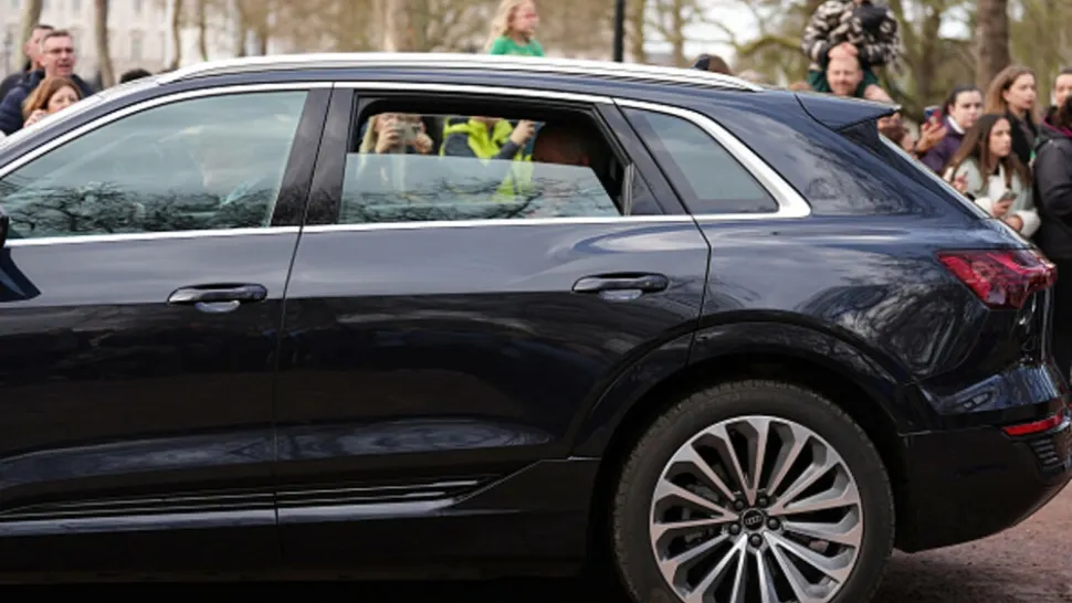 Prima apariție publică a Regelui Charles al III-lea după spitalizare: Suveranul britanic, surprins salutând trecătorii