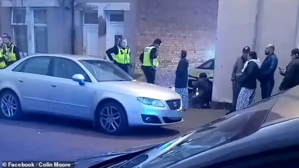 Polițiștii englezi atacați de zeci de români cu scânduri din gard și gaz de brichetă - VIDEO/FOTO