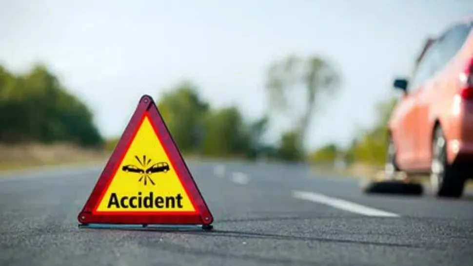 Trafic restricționat pe DN1 A, în localitatea Butimanu! Două mașini s-au ciocnit violent 