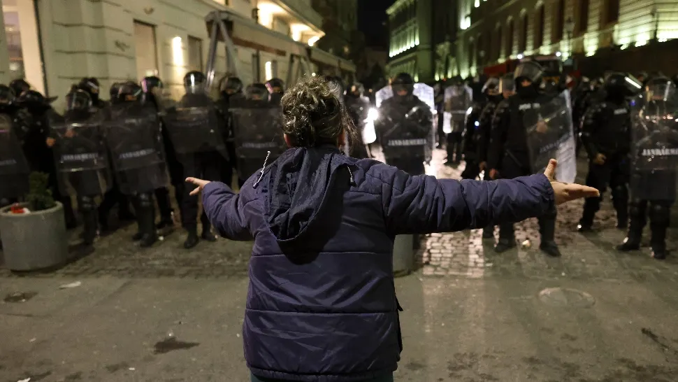 Trei dintre protestatarii implicați în violențele de la BEC, reținuți de procurori