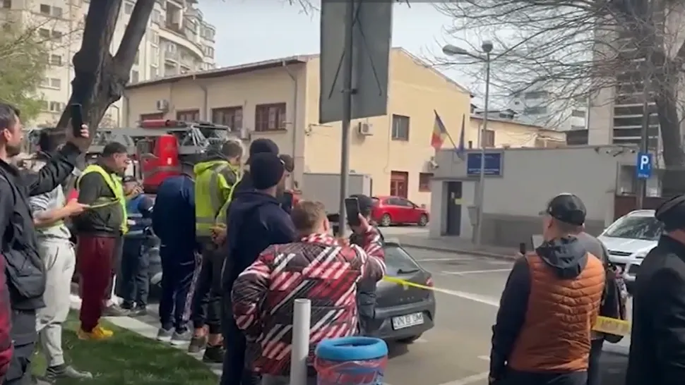 Protest la arestul central, românii cer eliberarea influecerului Bogdan Peșchir, alias "BogPR" - VIDEO