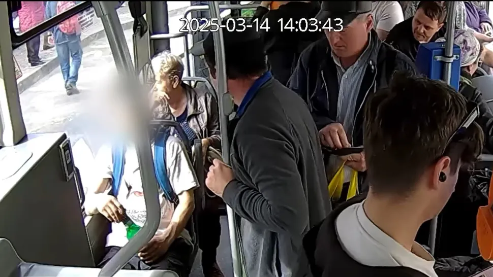 Șofer de autobuz, atacat brutal în timpul serviciului! Momentul, surprins pe camerele de supraveghere - VIDEO