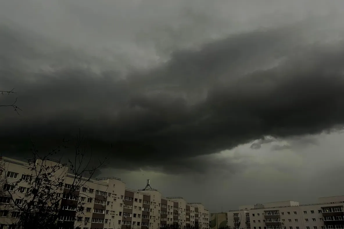 România, lovită de FURTUNI! Val de avertizări cod PORTOCALIU și ROȘU. Urgie și în București, sunt pagube raportate de ISU. Un om a murit lovit de copac - GALERIE FOTO