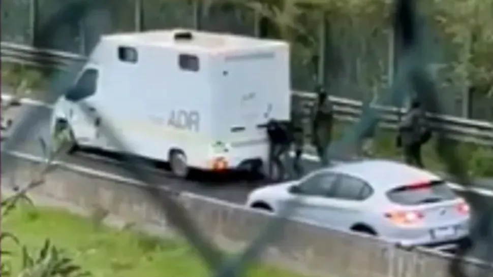 VIDEO - Un comando înarmat până în dinți a furat milioane de euro din două vehicule blindate. Întreaga scenă a fost filmată