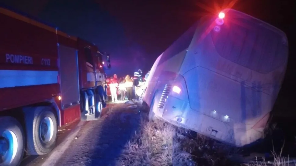 Accident de autobuz în județul Timiș. Şoferul şi 7 pasageri au fost răniţi - FOTO