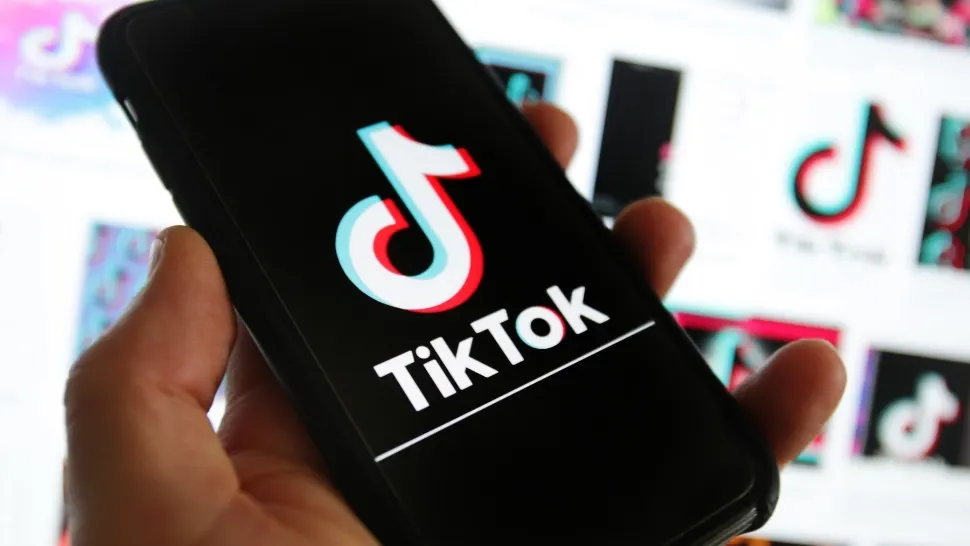 Studiu îngrijorător: copiii din România folosesc TikTok de la 5 ani. Aproape 50% dintre minori risipesc 6 ore pe zi pe internet