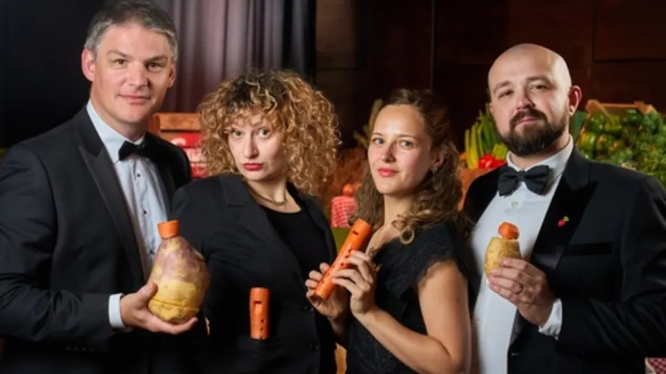 Ei sunt artiștii care cântă la legume. Singurii din lume care își cumpără instrumentele de la piață 