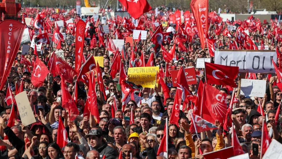 Sute de mii de persoane de manifestanți pe străzile din Istanbul, în ciuda represiunii cu care sunt amenințați. Voci la unison pentru eliberarea primarului încarcerat 