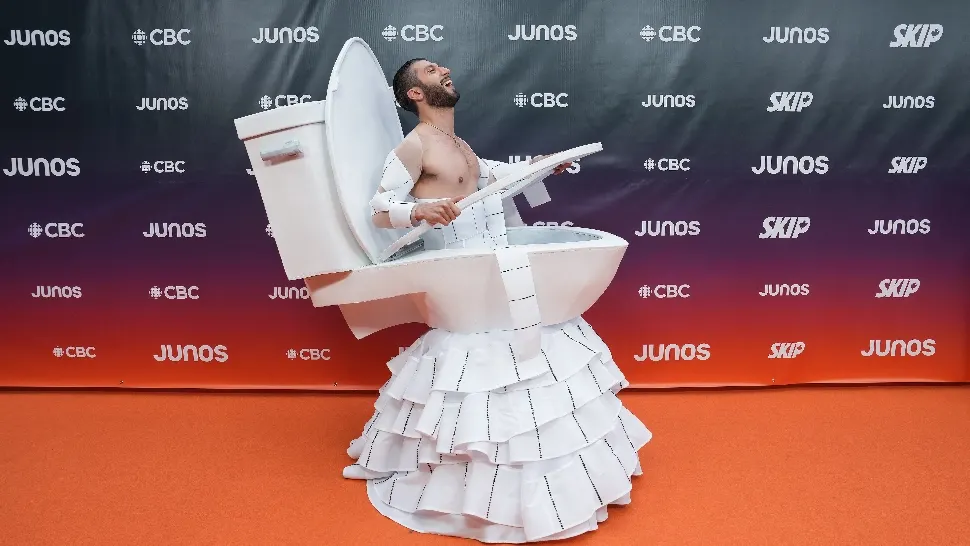 Apariție șocantă la premiile muzicale ale Canadei. Un artist a venit îmbrăcat în vas de toaletă - FOTO