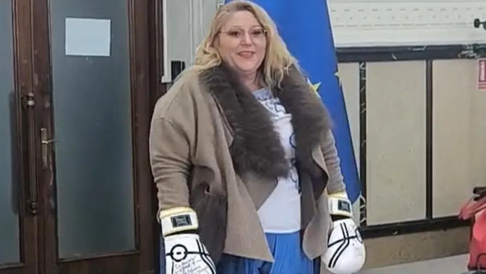 Diana Șoșoacă a „intrat în ring”.  Și-a depus candidatura la prezidențiale cu mănuși de box: „Satana n-a învins niciodată! Pumnul ăsta este al justiției, al lui Dumnezeu!” - VIDEO