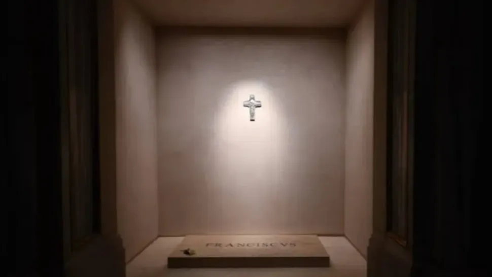 Imagini ale mormântului Papei Francisc, făcute publice de Vatican. Inscripția de pe piatra de mormânt