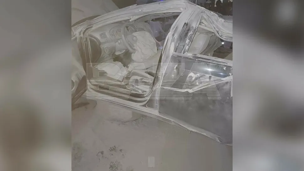 Accident rutier FATIDIC după ce o șoferiță a încurcat pedalele: a căzut cu mașina de la etajul 5 al unei parcări, apoi a luat FOC