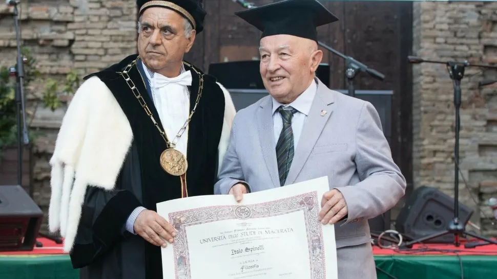 La 89 de ani, un bărbat își încheie a treia facultate: „Filosofia m-a ajutat să merg mai departe după pierderea soției”