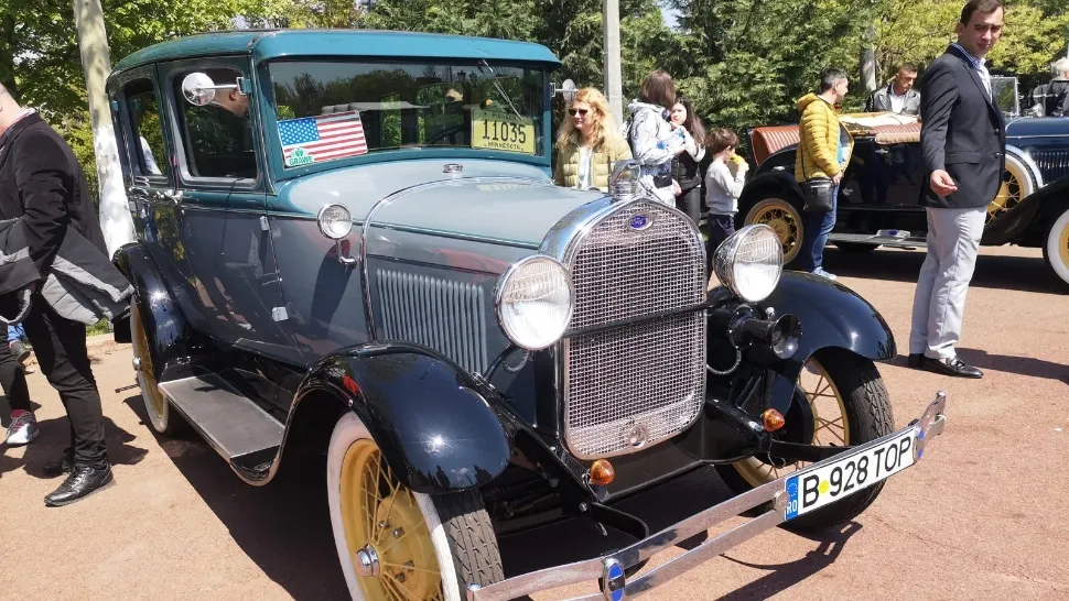 Retroparada mașinilor istorice, duminică, în Parcul Lumea Copiilor - FOTO