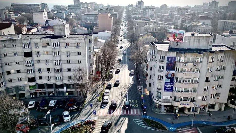 Un român ar putea primi DAUNE MORALE pentru că o  reclamă luminoasă i-a afectat integritatea fizică și psihică