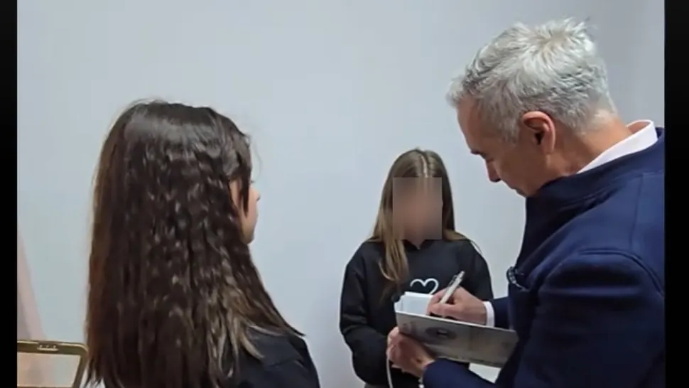Călin Georgescu, momente emoționante. Inițiatorul mișcării "România pe primul loc", surprins în timp ce dădea autografe copiilor