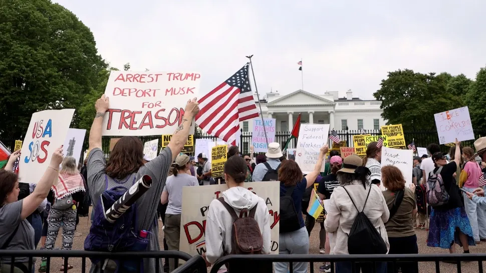 Mii de americani au iești să protesteze împotriva lui Trump: „Nu vrem dictatură!” VIDEO