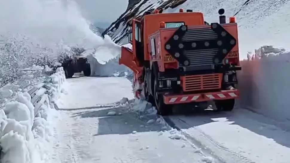 Circulația pe Transalpina rămâne închisă! Drumarii au trecut de cel mai înalt punct al drumului, Pasul Urdele, și continuă deszăpezirea 