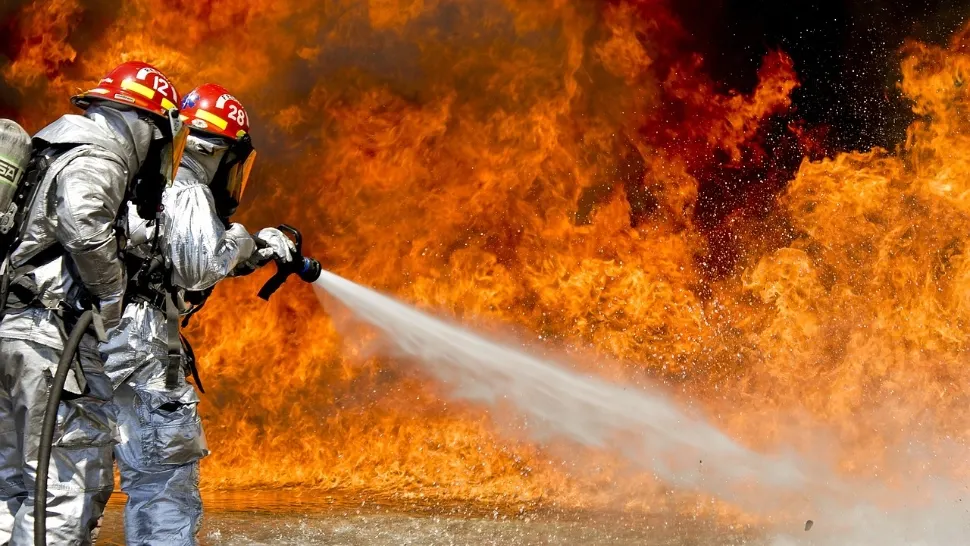 Incendiu masiv în Tecuci: bărbat transportat la spital cu arsuri pe mai mult din jumătatea corpului