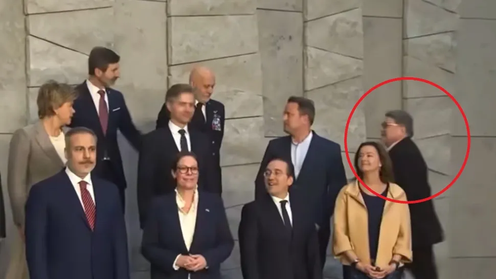 Emil Hurezeanu, protagonistul unui moment hilar la reuniunea NATO. Șeful diplomației a întârziat la fotografia de grup