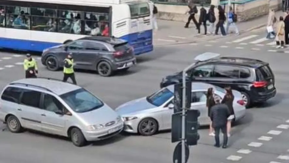Ședință foto în urma unui accident rutier: două șoferițe au transformat momentul într-o sesiune foto până la sosirea oamenilor legii