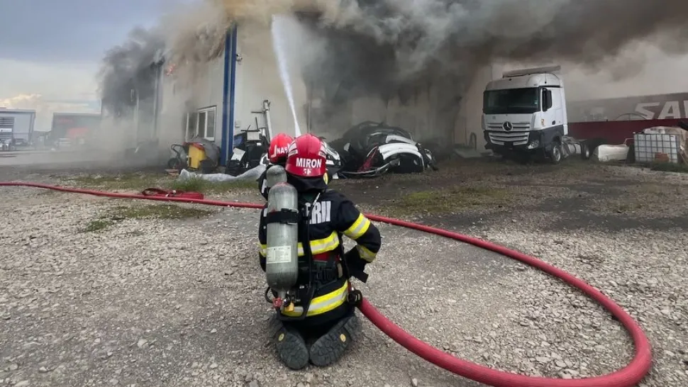 Incendiu puternic la un service auto din Alba Iulia. O persoană a suferit arsuri la mâini și picioare