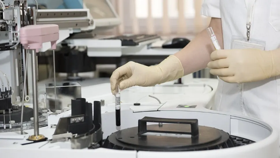 Român - internat în stare critică după o infecție cu virusul West Nile. Medicii investighează sursa contaminării