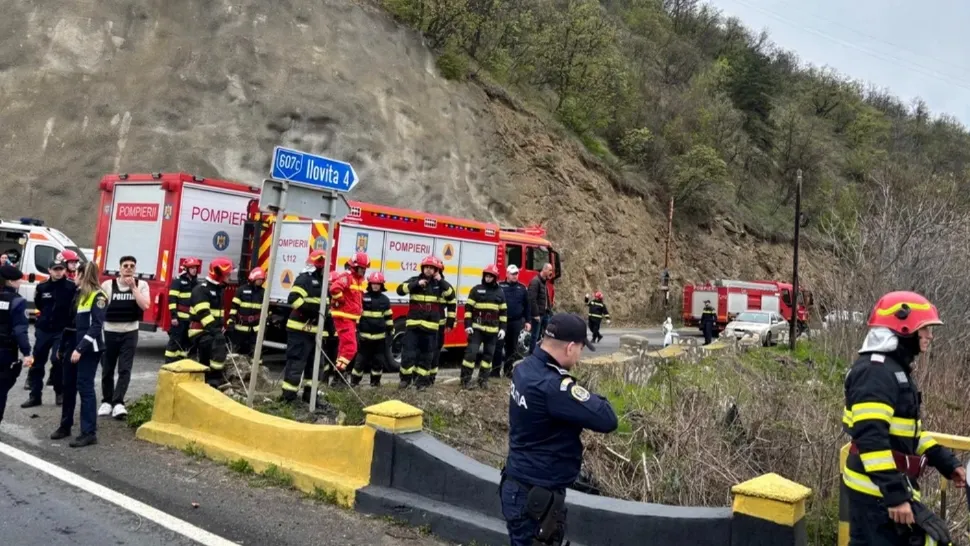 Microbuzul căzut în Dunăre a fost scos la mal: trupul șoferului, găsit de scafandri fără viață. Momentul în care mașina plonjează în Dunăre - VIDEO