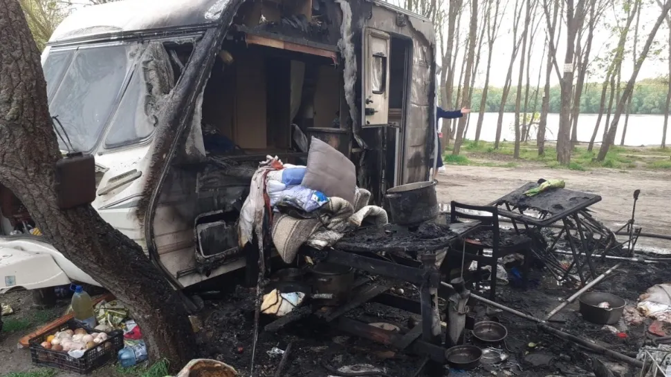 Aproape de tragedie, în ziua de Paști. Doi bătrâni, prinși în incendiu, în propria rulotă. Au scăpat teferi, dar cu arsuri grave pe corp